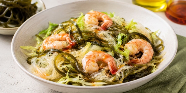 Ensalada de fideos de soja, espagueti de mar y langostinos