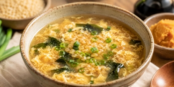 Sopa de huevo con bulgur y miso: receta f&aacute;cil y reconfortante