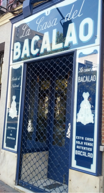 Tienda tradicional venta bacalao en Madrid